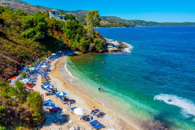 Kassiopi, Yunanistan, 13 Eylül 2022: Yunanistan 'ın Korfu adasındaki Pipitos plajının Panorama manzarası.