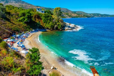 Kassiopi, Yunanistan, 13 Eylül 2022: Yunanistan 'ın Korfu adasındaki Pipitos plajının Panorama manzarası.