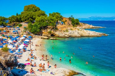 Kassiopi, Yunanistan, 13 Eylül 2022: Yunanistan 'ın Korfu adasındaki Mpataria plajı manzarası.