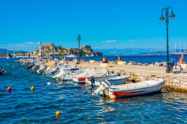 Kerkyra, Yunanistan, 13 Eylül 2022: Yunan adası Korfu 'da Palaio Frourio' nun yanında demirleyen tekneler.