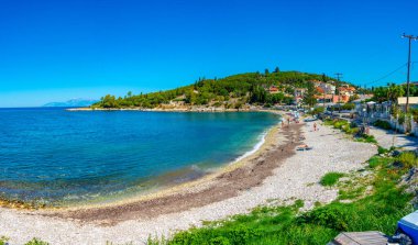 Kassiopi, Yunanistan, 13 Eylül 2022: Yunanistan 'ın Korfu adasındaki Pipitos plajının Panorama manzarası.