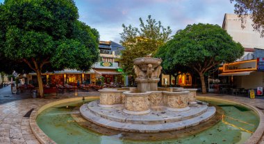 Heraklion, Yunanistan, 24 Ağustos 2022: Yunanistan 'ın Girit adasındaki Heraklion kentindeki Morosini Çeşmesinin gündoğumu manzarası.