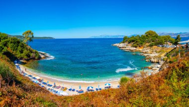 Kassiopi, Yunanistan, 13 Eylül 2022: Yunanistan 'ın Korfu adasındaki Mpataria plajı manzarası.