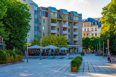 Dresden, Almanya, 6 Ağustos 2022: Alman kenti Dresden 'de günbatımı manzarası.
