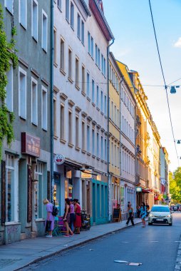 Dresden, Almanya, 6 Ağustos 2022: Alman kenti Dresden Neustadt 'ta günbatımı manzarası.