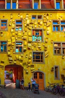 Dresden, Almanya, 6 Ağustos 2022: Almanya Kunsthofpassage Dresden 'de akşam.