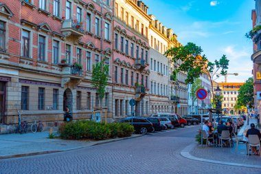 Dresden, Almanya, 6 Ağustos 2022: Alman kenti Dresden Neustadt 'ta günbatımı manzarası.