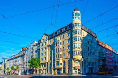 Dresden, Almanya, 6 Ağustos 2022: Alman kenti Dresden Neustadt 'ta günbatımı manzarası.