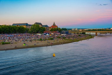 Dresden, Almanya, 6 Ağustos 2022: İnsanlar Almanya 'da Dresden' de Elbe 'nin nehir kenarındaki bir çayırda konser veriyor.