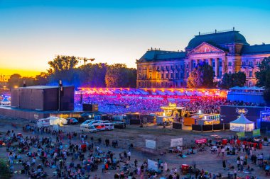 Dresden, Almanya, 6 Ağustos 2022: İnsanlar Almanya 'da Dresden' de Elbe 'nin nehir kenarındaki bir çayırda konser veriyor.