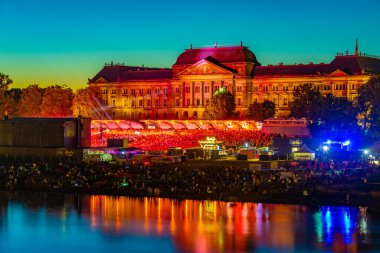 Dresden, Almanya, 6 Ağustos 2022: İnsanlar Almanya 'da Dresden' de Elbe 'nin nehir kenarındaki bir çayırda konser veriyor.