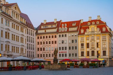 Dresden, Almanya, 7 Ağustos 2022: Dresden, Almanya 'da Neumarkt Meydanı' nın gün doğumu manzarası.