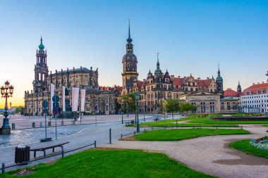 Dresden, Almanya, 7 Ağustos 2022: Almanya 'nın Dresden kentindeki Theaterplatz' ın gün doğumu manzarası.