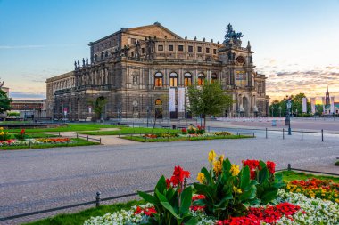 Dresden, Almanya, 7 Ağustos 2022: Dresden, Almanya 'da Semperoper' in gündoğumu.
