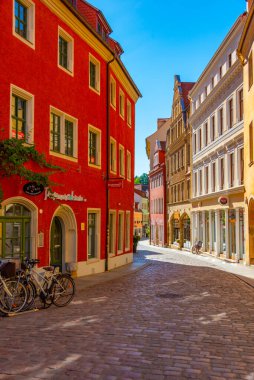 Meissen, Almanya, 7 Ağustos 2022: Alman kenti Meissen 'de ticari bir caddenin görüntüsü.