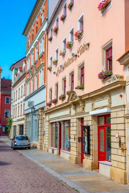 Meissen, Almanya, 7 Ağustos 2022: Alman kenti Meissen 'de ticari bir caddenin görüntüsü.