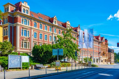 Meissen, Almanya, 7 Ağustos 2022: Alman kenti Meissen 'de ticari bir caddenin görüntüsü.