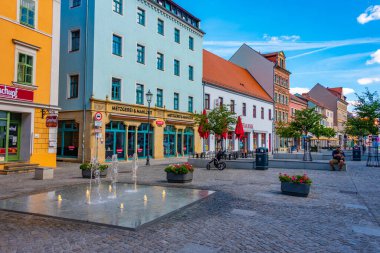 Meissen, Almanya, 7 Ağustos 2022: Alman kenti Meissen 'de ticari bir caddenin görüntüsü.