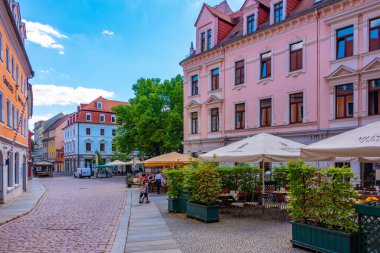 Meissen, Almanya, 7 Ağustos 2022: Alman kenti Meissen 'de ticari bir caddenin görüntüsü.