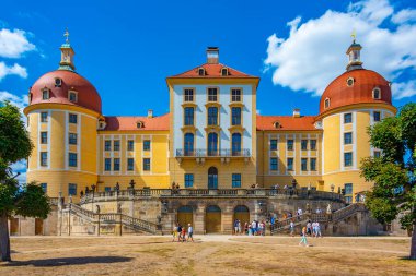 Moritzburg, Almanya, 7 Ağustos 2022: Almanya 'daki Moritzburg Kalesi manzarası.