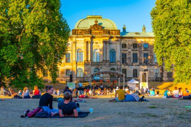 Dresden, Almanya, 7 Ağustos 2022: İnsanlar Almanya 'da Dresden' de Elbe 'nin nehir kenarındaki bir çayırda konser veriyor.