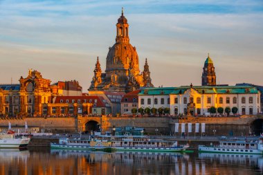 Dresden, Almanya, 7 Ağustos 2022: Almanya 'daki eski Dresden kasabasının günbatımı manzarası.