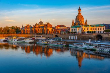 Dresden, Almanya, 7 Ağustos 2022: Almanya 'daki eski Dresden kasabasının günbatımı manzarası.