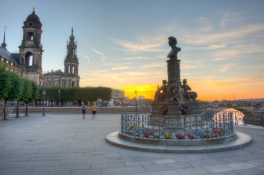 Dresden, Almanya, 7 Ağustos 2022: Alman kasabası Dresden 'de Bruhlsche Terasse' nin günbatımı.