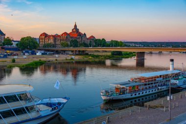 Dresden, Almanya, 7 Ağustos 2022: Almanya 'nın Dresden limanında demirleyen vapurlar.