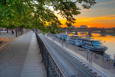 Dresden, Almanya, 7 Ağustos 2022: Almanya 'nın Dresden limanında demirleyen vapurlar.