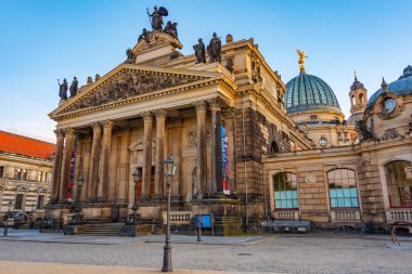 Dresden, Almanya, 7 Ağustos 2022: Dresden, Almanya 'daki Güzel Sanatlar Akademisi' nin günbatımı.