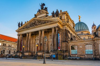 Dresden, Almanya, 7 Ağustos 2022: Dresden, Almanya 'daki Güzel Sanatlar Akademisi' nin günbatımı.