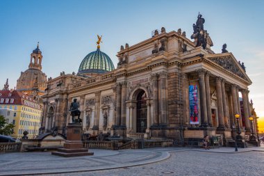 Dresden, Almanya, 7 Ağustos 2022: Dresden, Almanya 'daki Güzel Sanatlar Akademisi' nin günbatımı.