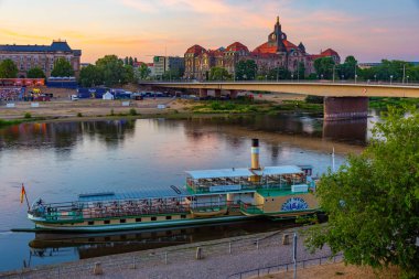 Dresden, Almanya, 7 Ağustos 2022: Almanya 'nın Dresden limanında demirleyen vapurlar.