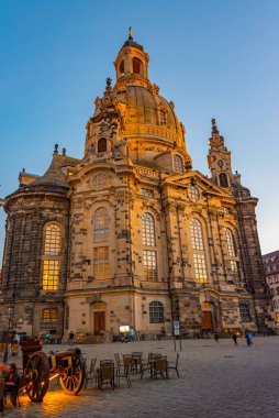 Dresden, Almanya, 7 Ağustos 2022: Dresden, Almanya 'daki Frauenkirche Kilisesi' nin günbatımı.