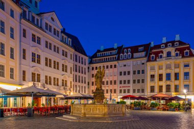 Dresden, Almanya, 8 Ağustos 2022: Dresden, Almanya 'da Neumarkt Meydanı' nın gün doğumu manzarası.