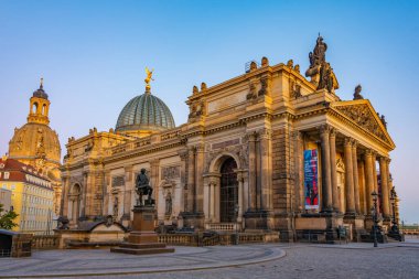 Dresden, Almanya, 8 Ağustos 2022: Dresden, Almanya 'daki Güzel Sanatlar Akademisi ve Frauenkirche' nin gündoğumu.