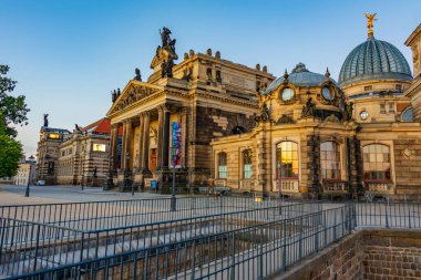 Dresden, Almanya, 8 Ağustos 2022: Dresden, Almanya 'daki Güzel Sanatlar Akademisi' nin günbatımı.