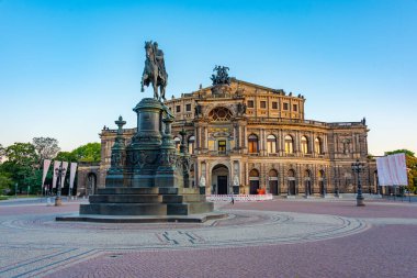 Dresden, Almanya, 8 Ağustos 2022: Dresden, Almanya 'da Semperoper' in gündoğumu.
