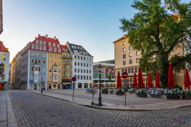 Dresden, Almanya, 8 Ağustos 2022: Almanya 'nın Dresden kentindeki bir sokağın gün doğumu manzarası.