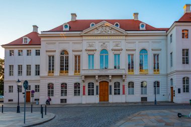 Dresden, Almanya, 8 Ağustos 2022: Almanya 'nın Dresden kentindeki Kurlander Sarayı' nın gündoğumu.