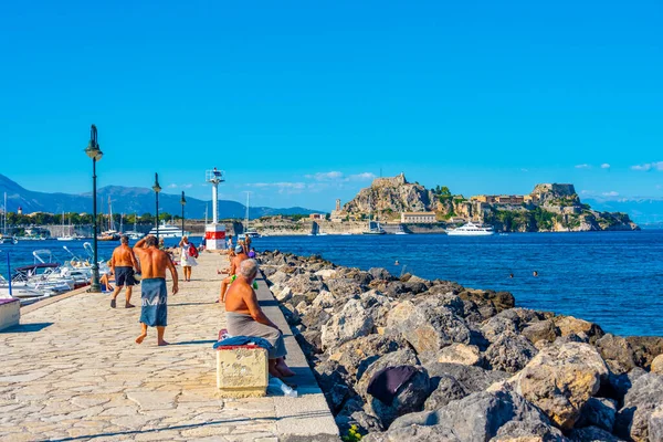 ギリシャ 2022年9月13日 ギリシャのコルフ島のパライオ フロリオの隣に係留されているボート — ストック写真