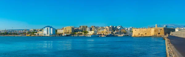 ギリシャ 2022年8月18日 クレタ島のギリシャの港ヘラクリオンの街並 — ストック写真