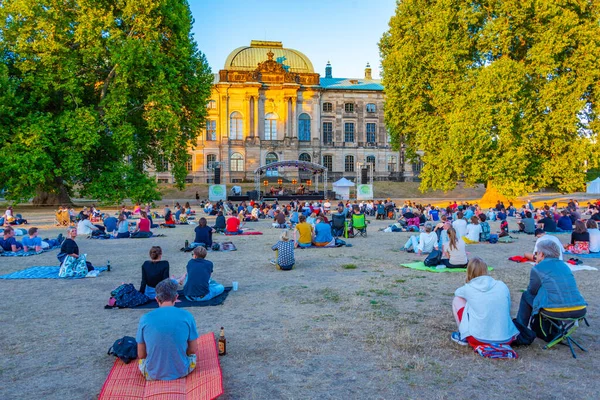 Dresden, Almanya, 7 Ağustos 2022: İnsanlar Almanya 'da Dresden' de Elbe 'nin nehir kenarındaki bir çayırda konser veriyor.