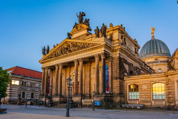 Dresden, Almanya, 8 Ağustos 2022: Dresden, Almanya 'daki Güzel Sanatlar Akademisi ve Frauenkirche' nin gündoğumu.