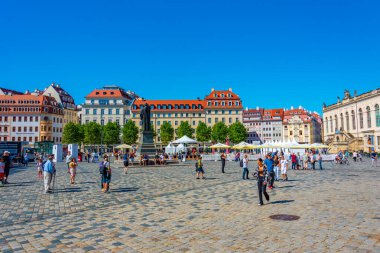 Dresden, Almanya, 8 Ağustos 2022: Dresden, Almanya 'daki Neumarkt Meydanı.