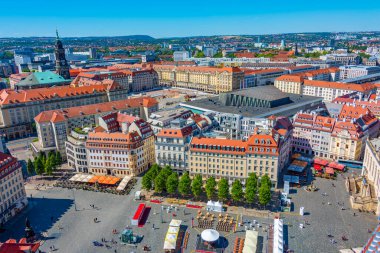 Dresden, Almanya, 8 Ağustos 2022: Dresden, Almanya 'daki Neumarkt Meydanı' nın havadan görünüşü.