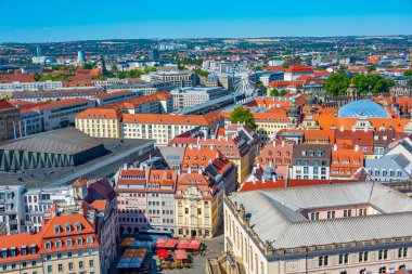 Dresden, Almanya, 8 Ağustos 2022: Dresden, Almanya 'daki Neumarkt Meydanı' nın havadan görünüşü.