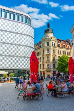 Leipzig, Almanya, 8 Ağustos 2022: Alman kenti Leipzig 'de ticari bir caddenin görüntüsü.