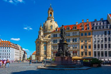 Dresden, Almanya, 8 Ağustos 2022: Dresden, Almanya 'daki Neumarkt Meydanı.